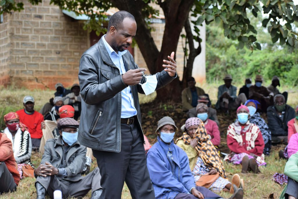 Henry Kinyua addressing coffee farmers min