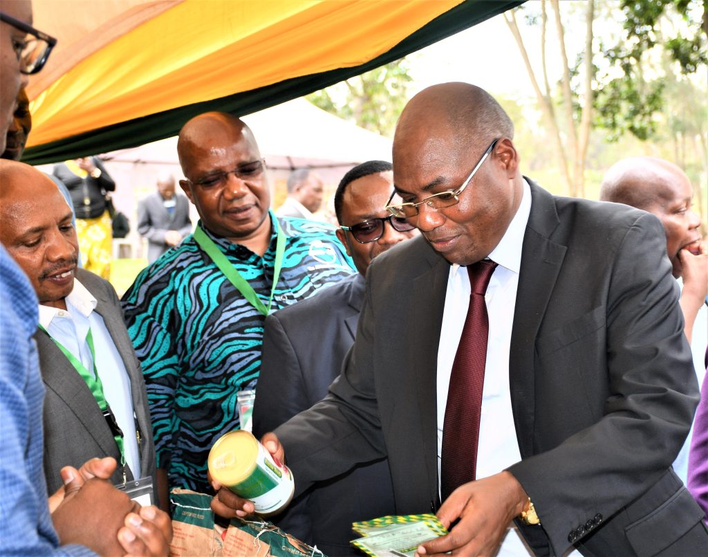 PS Livestock Development Harry Kimutai with some of the seeds displayed during the STAK Congress